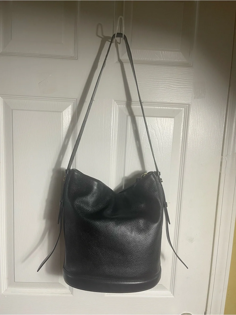Michael Kors Black Leather Bucket style Shoulder Bag with Gold Chain Detail - Picture 4 of 15